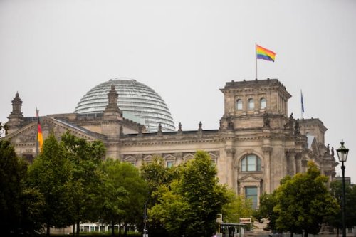 CSD: Julia Klöckner verbietet Regenbogenflagge auf Bundestag