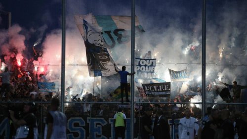 Krebskranker Junge in französischem Fußballstadion angegriffen