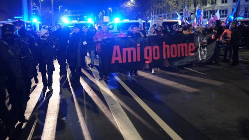 Leipzig: Rechte Anti-USA-Kundgebung trifft auf Gegenprotest