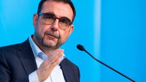 Bayerischer Gesundheitsminister: Frist für Impfpflicht überdenken