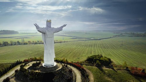 36 Meter! In Polen steht eine der höchsten Christus-Statuen der Welt