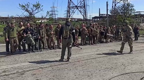 Russland führt ukrainische Gefangene aus Stahlwerk in Mariupol vor