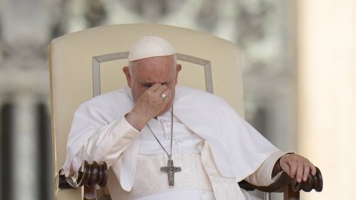 Papst Franziskus wurde ins Krankenhaus gebracht