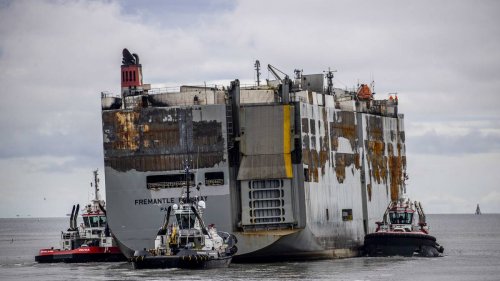 „Fremantle Highway“ zwei Monate nach Großbrand nun in Rotterdam