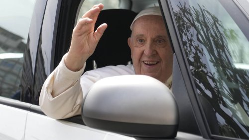 „Ich lebe noch“: Papst Franziskus verlässt das Krankenhaus – und ist zu Scherzen aufgelegt