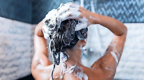 Wie oft sollte man die Haare waschen? Das sagt der Dermatologe