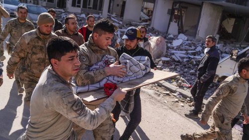 Erdbeben in Türkei: Zwei Babys und eine 75-jährige Frau aus Trümmern gerettet