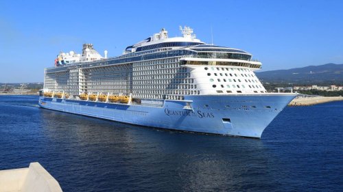 Überbucht: Kreuzfahrtschiff lässt Passagiere am Hafen stehen