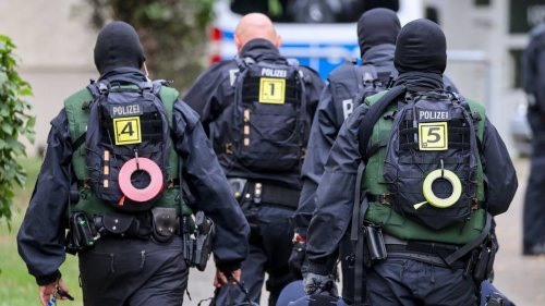„Reichsbürger“-Razzia bei „Exil-Kanzler“: Polizei durchsucht Wohnung von Wagenknechts Ex-Mann