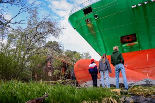 Norwegen: 135 Meter langes Containerschiff kracht in Vorgarten