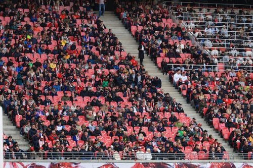 Wie die Bundesliga gegen leere Stadionplätze kämpft