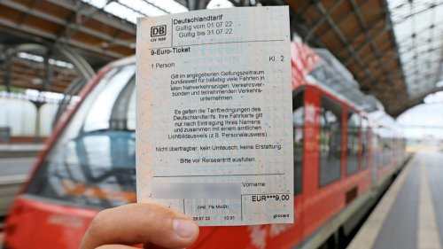 9-Euro-Ticket lockt in Bus und Bahn - das Auto bleibt dennoch selten stehen