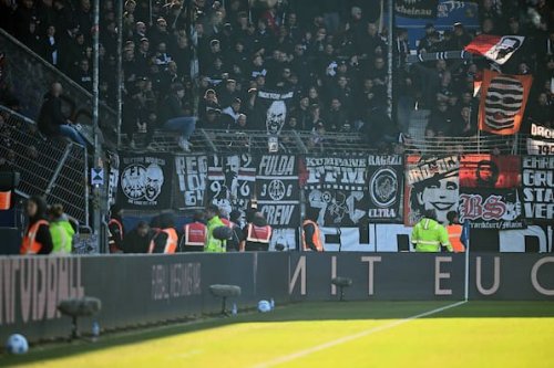 Zaunfahnen-Eklat in Bochum: Spiel gegen Eintracht Frankfurt startet mit 50 Minuten Verspätung