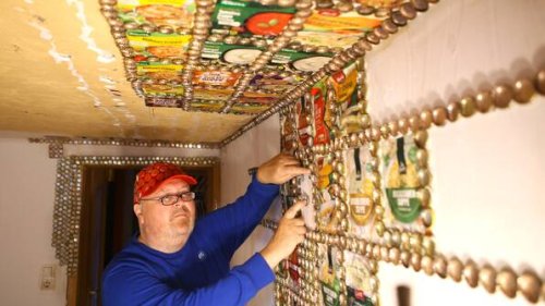 Zimmer mit 130.000 Kronkorken, 4.000 Tütensuppen und 400 Kilo Kleber dekoriert