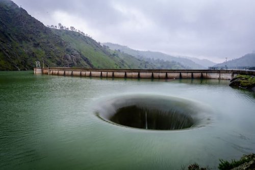 „Glory Hole“ in Kalifornien: Spektakuläres Naturphänomen taucht plötzlich auf