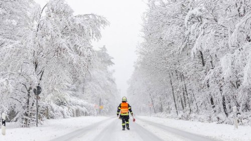 Wintereinbruch in Hessen: Autofahrer und Schüler sitzen fest