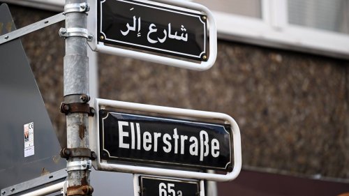 Düsseldorf: Straßenschild in arabischer Schrift überklebt - Rechtsextremisten im Verdacht