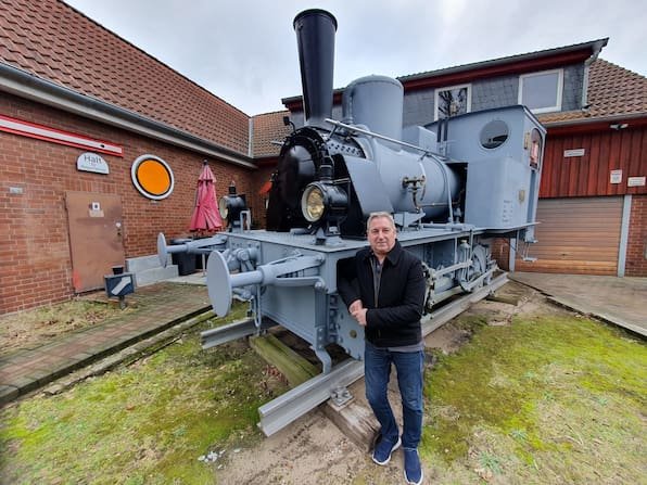 Eine Lok im Vorgarten: Burgwedeler restauriert historische Eisenbahn