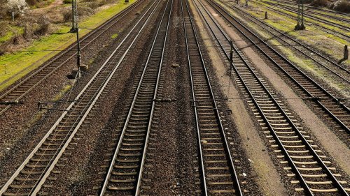 Mann will auf Gleisen nach München laufen: Zug muss abrupt bremsen
