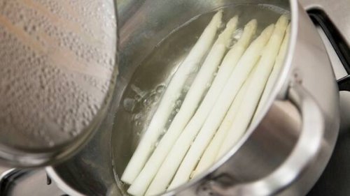Spargel kochen: Menge, Kochzeit, schälen – Tipps für die Zubereitung