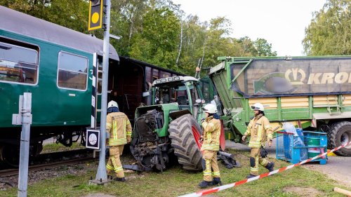 Museumseisenbahn und Traktor stoßen zusammen: 15 Verletzte, 20-Jährige in Lebensgefahr