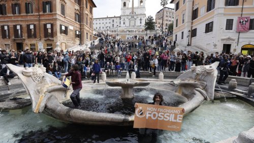 Klimaschutz-Aktivisten kippen schwarze Flüssigkeit in bekannten Brunnen in Rom