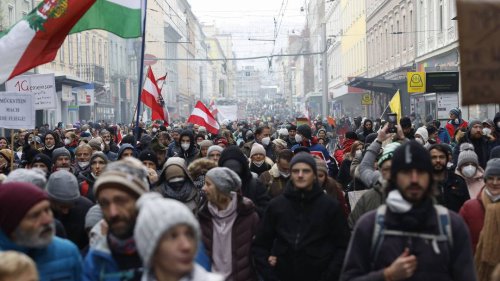 Zehntausende protestieren in Österreich gegen Impfpflicht und Lockdown