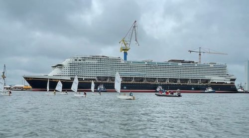 Neues Disney-Schiff in Wismar ausgedockt: Nur Wassersportler kommen dicht heran