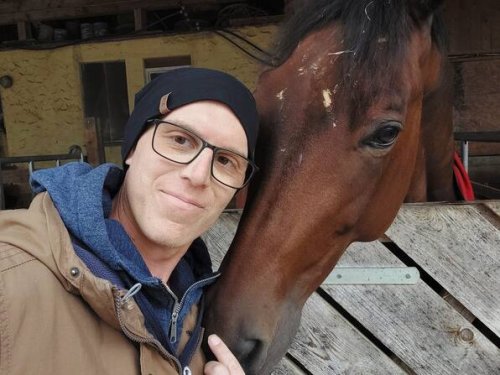 Manus Kampf gegen Knochenkrebs: Hoffnung dank Pferd Hopsing