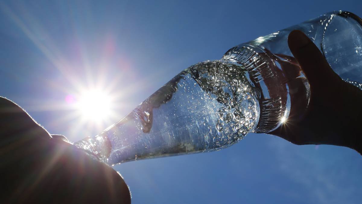Wasser trinken bei Hitze: Wie viel sollte man zu sich nehmen?
