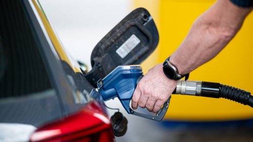 Spritpreise im Sturzflug: Benzin und Diesel erstmals wieder billiger als vor Kriegsbeginn