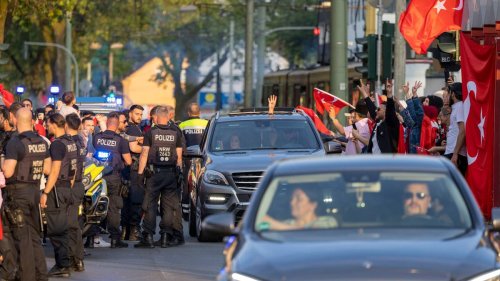 Hunderte Erdogan-Anhänger feiern in deutschen Städten – Auseinandersetzungen in Mannheim