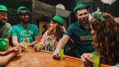 St. Patrick‘s Day 2025: Green Beer, Essen, Deko – so gelingt die St. Paddy's Party