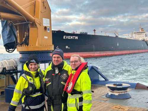 Besuch auf dem Öltanker „Eventin“ vor Rügen: Schokotorte rührt Crew zu Tränen