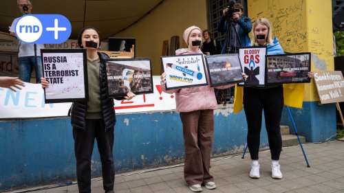 Demo in Lubmin: Junge Ukrainerinnen stellen sich Nord Stream 2-Befürwortern entgegen