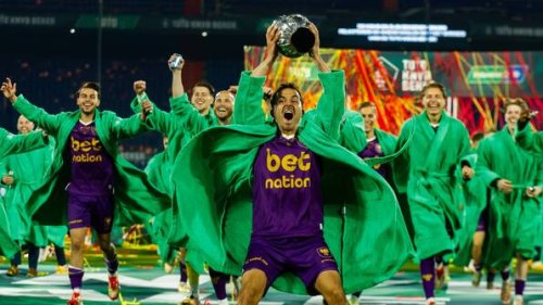 Go Ahead Eagles Deventer jubeln im Bademantel: Kuriose Rituale der Champions