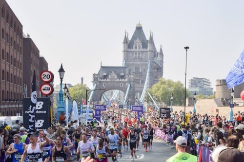 Propalästinensische Aktivisten streuen rotes Pulver bei London Marathon