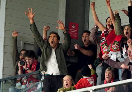 Wrexham steigt wieder auf, Eigentümer Ryan Reynolds jubelt