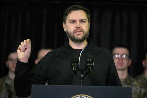JD Vance handelt sich bei Osterbesuch in Rom Ärger ein – Proteste vor Kolosseum
