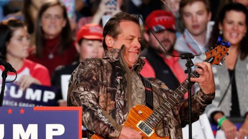 Während Trump-Kundgebung: Rechtsradikaler Sänger beschimpft Selenskyj als „homosexuellen Spinner“