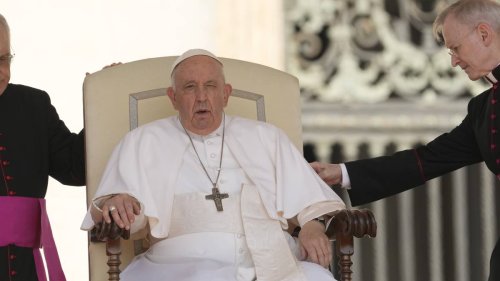 Papst Franziskus muss dringend operiert werden
