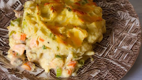 So backen Sie Fish Pie mit Kartoffelstampf