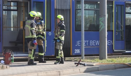 Gera: Frau in Bahn angezündet – Tatverdächtiger weiter flüchtig