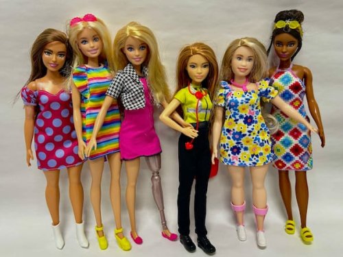 Barbie trägt jetzt flache Schuhe – Studie zeigt Trend zu realistischeren Vorbildern