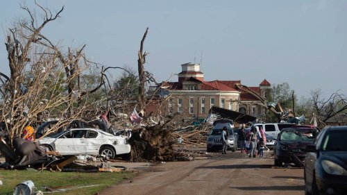 Menschen in Mississippi stehen nach dem Tornado vor dem Nichts