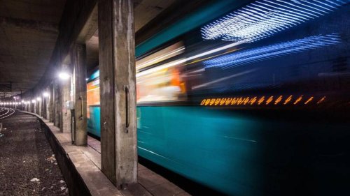 Berlin: Jogger laufen auf Gleisen durch U-Bahn-Tunnel