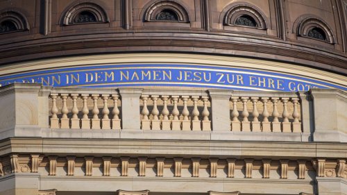 Nach erneuter Kritik: Ausweg für Symbole am Berliner Humboldt Forum?
