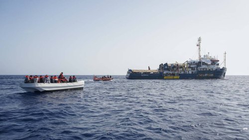 Flüchtlinge kapern Frachtschiff vor Neapel – Marine beendet Überfall