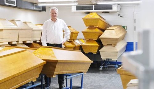 Meißen: Im Kühlraum des Krematoriums stapeln sich die Särge
