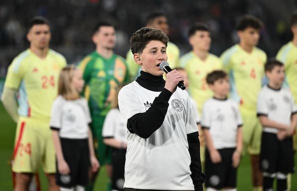 U-21-Länderspiel: 13-Jähriger sorgt mit Nationalhymne für Gänsehaut